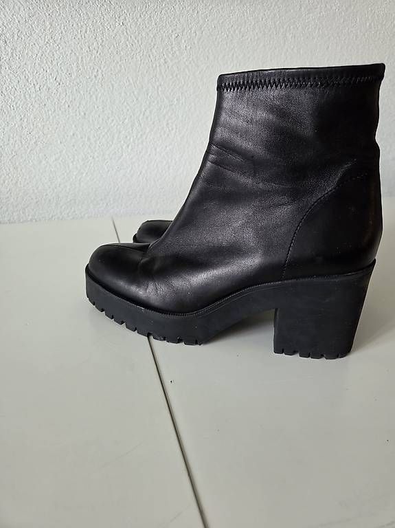 Damenschuhe: ZARA schwarze Lederstiefel  – Gebraucht aus Wallisellen von led_dk26 1