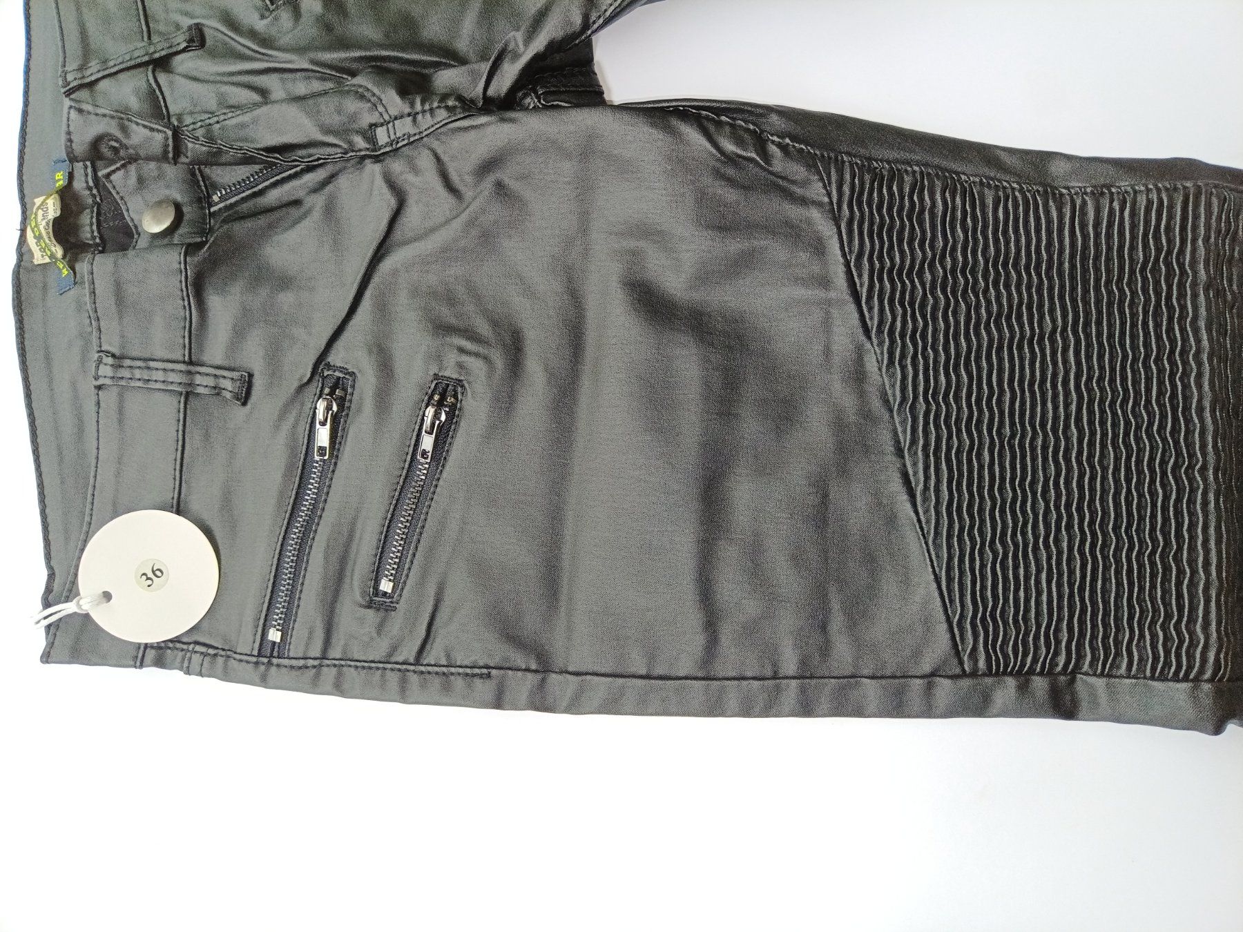 Pantaloni: Stylische Hosen mit Reissverschlüssen – Nuovo e nell'imballaggio originale da Wängi venduto da Ladys_First 1