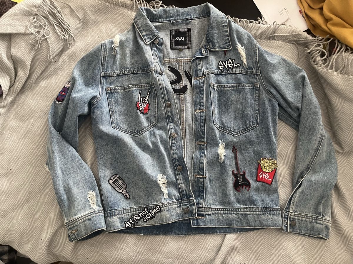 Vestes: Jeansjacke mit Aufnähern Grösse L – Neuf (Voir description) à Olten par sae_82z2 1