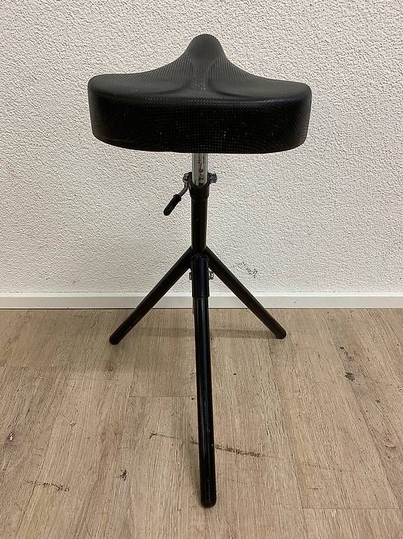 Tabourets: Höhenverstellbare Stehhilfe mit Sattelsitz – D'occasion à Obernau par Arche_Noah_Brocki 6