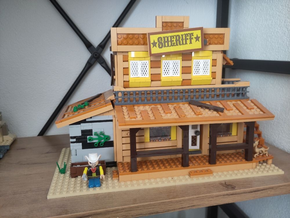Playtive Lucky Luke Saloon 864 pezzi set mattoncini western con
