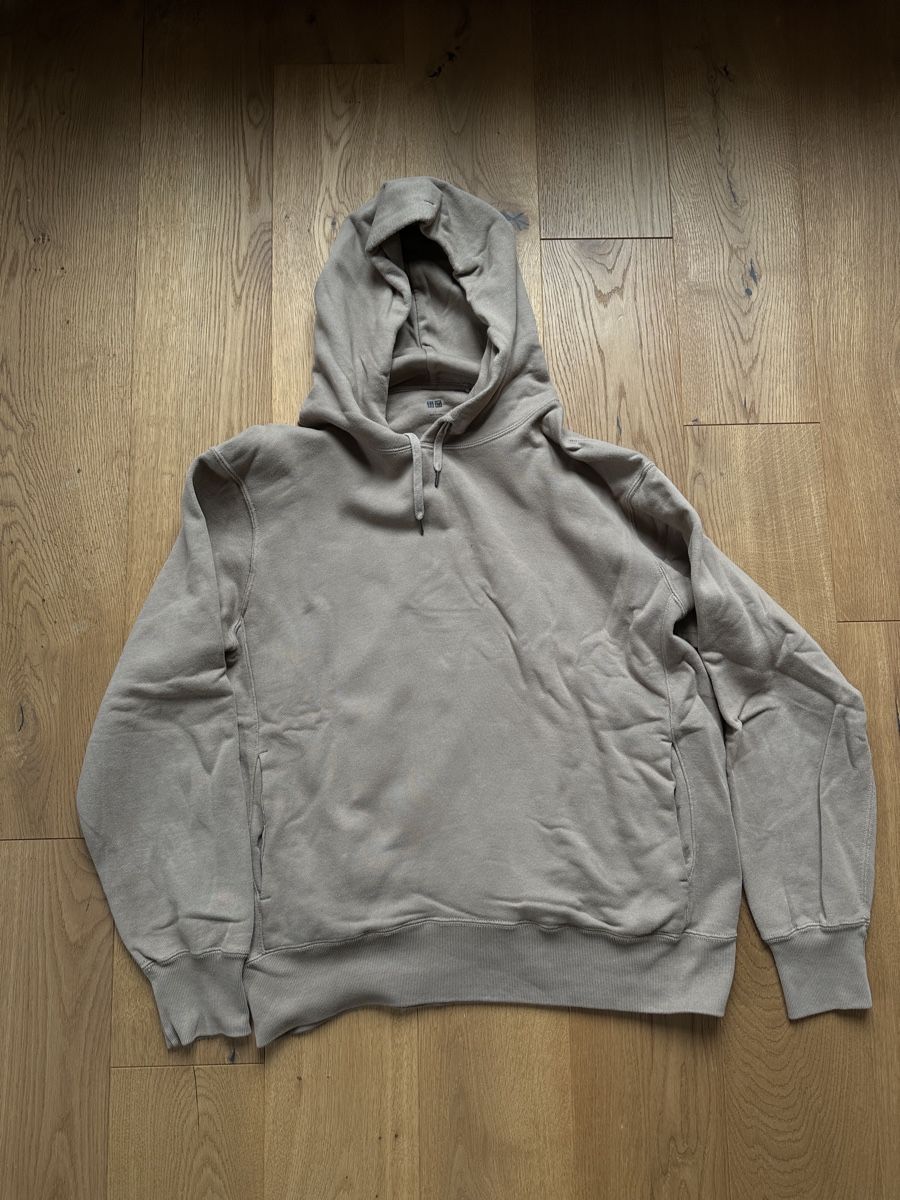 Uniqlo Pullover & Sweatshirts: Hellbrauner Basic-Hoodie von Uniqlo – Gebraucht aus Düdingen von kleidungsmarktplatz