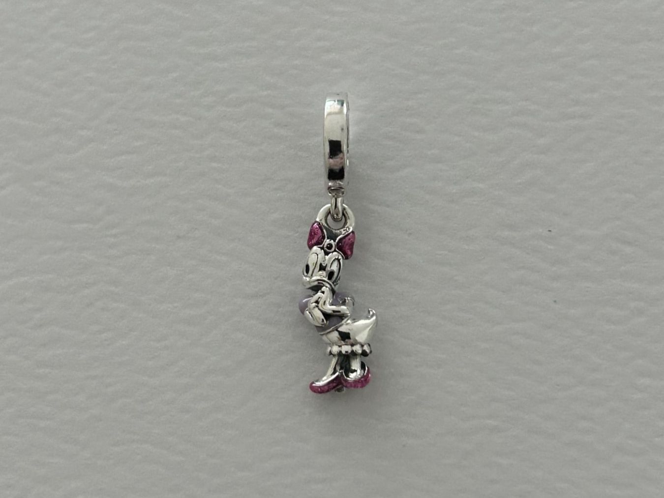 Pandora Anhänger: Pandora Disney Daisy Duck Dangle Charm – Neu (gemäss Beschreibung) aus Rheinfelden von Boutique_Luxe