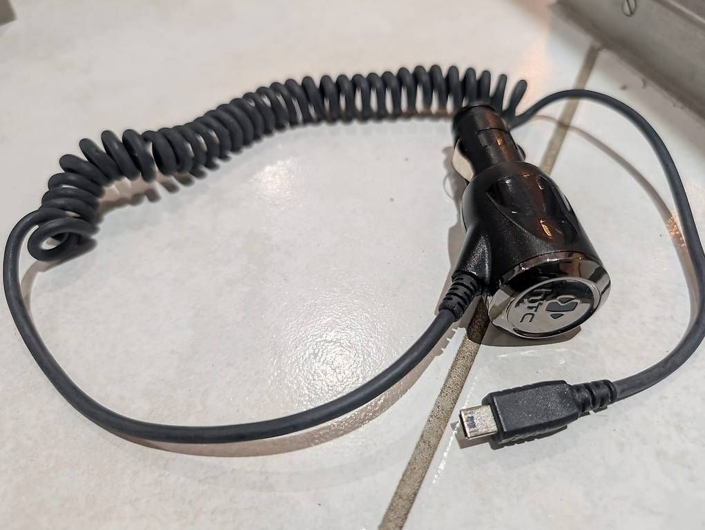 Caricabatterie: HTC câble de chargement voiture - Autoladekabel – Usato da Sonceboz-Sombeval venduto da michael.l 2