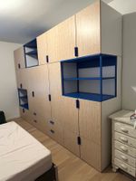grosser Kleiderschrank mit Kieferdekor - Ikea, neuwertig