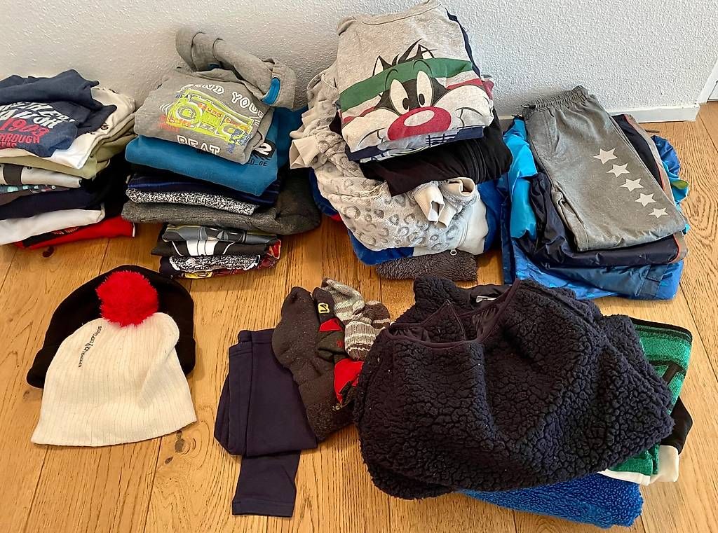 Lotti & Set di vestiti: 63-teiliges Kleiderpaket Jungen Gr. 128 – Usato da Luzern venduto da lenkdenk07 1