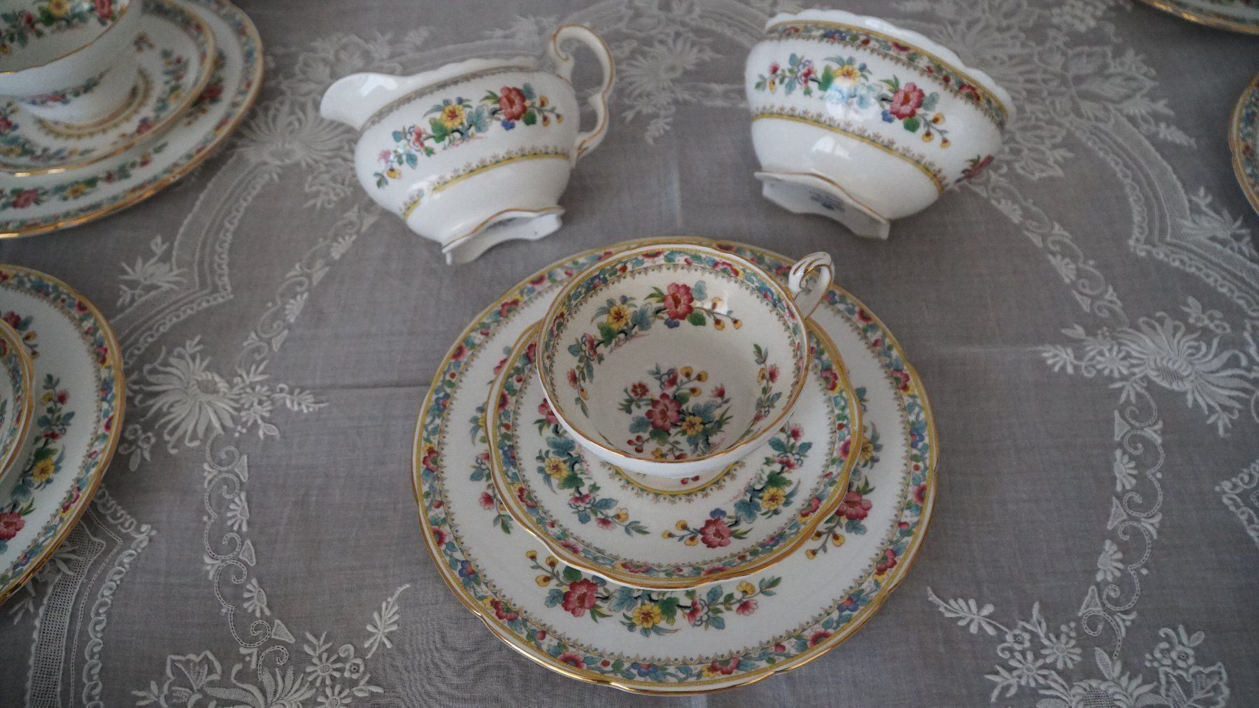 Set di piatti: Kaffe/Teeset Ming Rose Goldrand 38 Teile – Usato da Bern venduto da Antikbatik 2