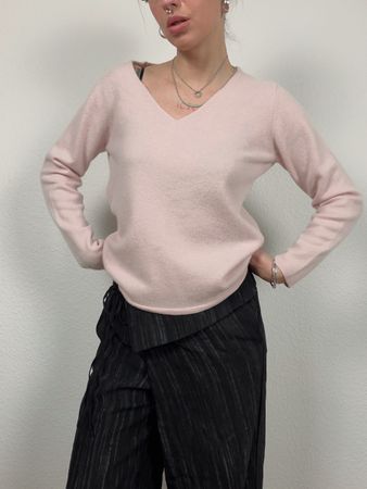 Soft pink 100% cashmere sweater v-neck size L