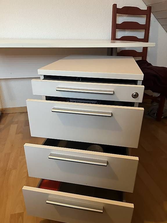 Schreibtische: Weisser Schreibtisch mit abschliessbarem Rollcontainer  – Gebraucht aus Oberohringen von lil_yly6 2