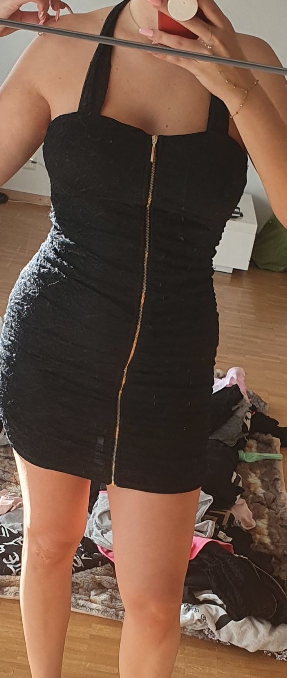 Robes: Robe noire dos nu taille M fermeture éclair dorée – Neuf (Voir description) à Versoix par aline_b