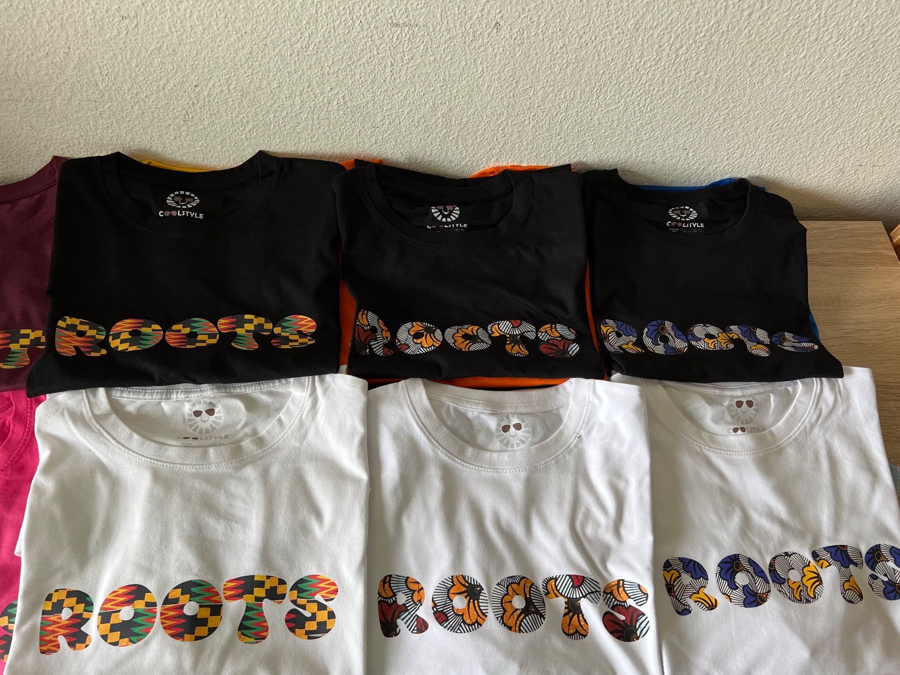 T-shirts: Roots Premium Tshirt mit Kente - Denim Blau – Neuf avec emballage d'origine à Regensdorf par StyleTown 9