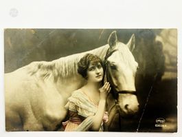 Fotopostkarte Frau mit Pferd Handkoloriert - um 1920 Antik