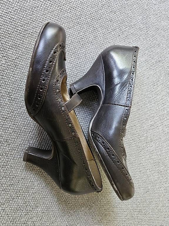 Scarpe da donna: Damenschuhe Echtleder Grösse 38 braun – Usato da Herrenschwanden venduto da marcavi 1