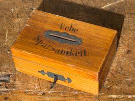Antike Sparkasse aus Holz mit Schlüssel "uebe sparsamkeit"