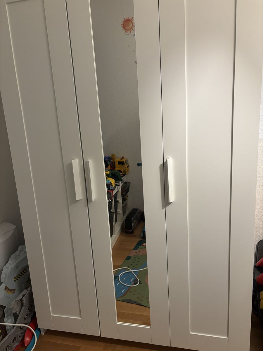Armoires: White Wardrobe with Mirror - Stylish Storage Solution – D'occasion à Bern par kha_5nq6