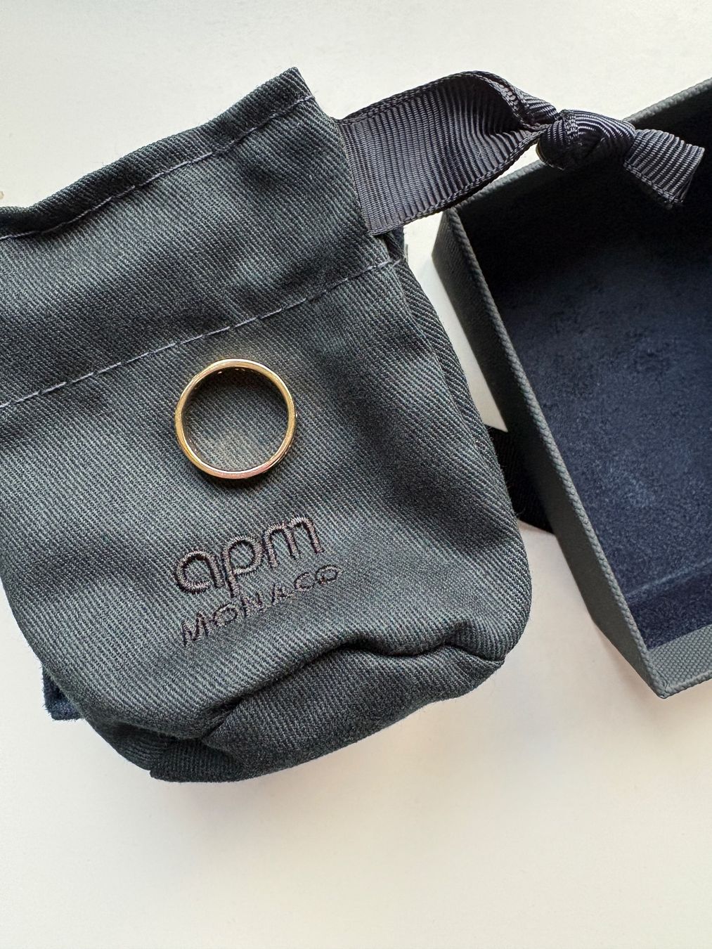 Anelli: APM MONACO RING MIT LOVE MORSECODE GR. 52 Goldfarben mit Box – Usato da Luzern venduto da poe_5fml 3