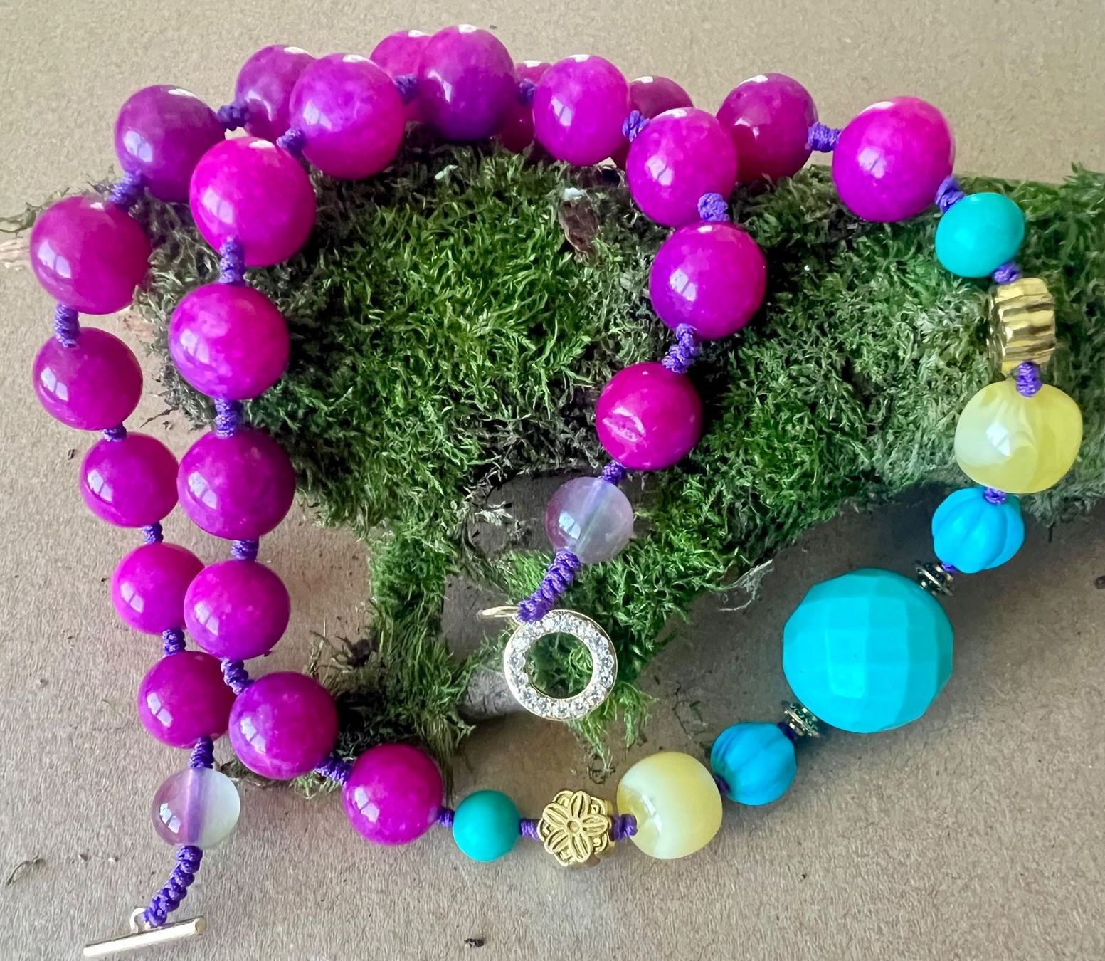 Catenine: Farbenfrohe Boho-Kette mit Pink Jade, Howlith & Fluorit 56cm – Usato da Ruswil venduto da artbyhand 1
