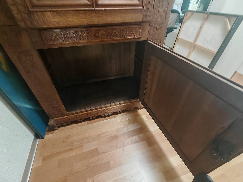 Armadi: Antiker Echtholzschrank – Usato da Au ZH venduto da PaintingAuction 2