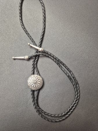 16) Bolo-Tie Westernkrawatte Concho Blume Silber Klassisch
