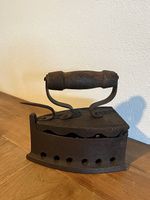 Antikes Bügeleisen aus Gusseisen