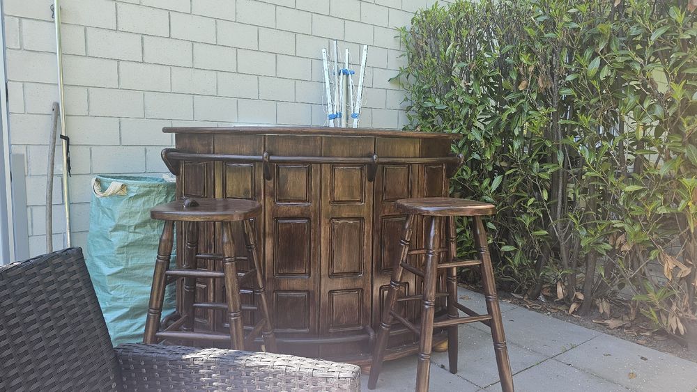 Rustikale Bar mit 2 Barhocker, Holz, ideal für Partykeller! (Gebraucht ...