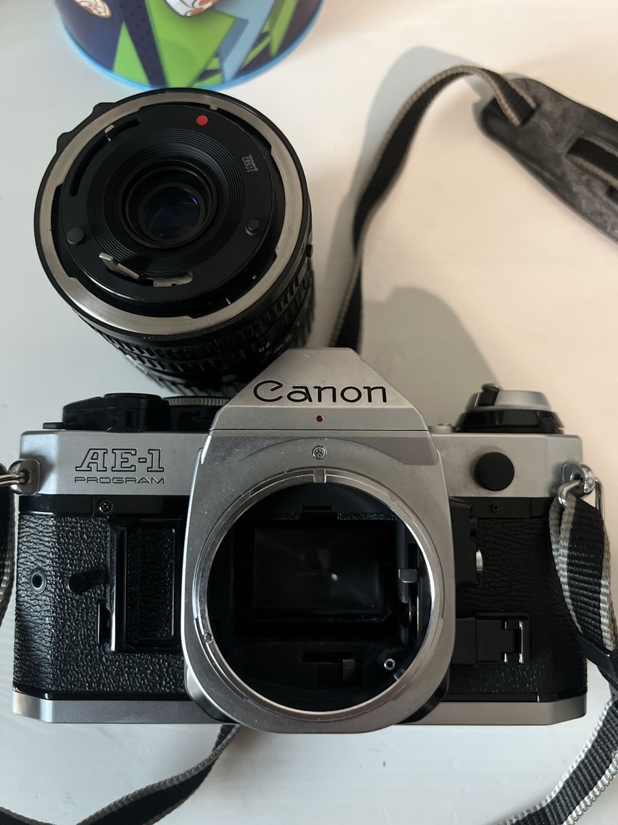 Canon Fotocamera: Analoge Canon AE-1 Program Spiegelreflexkamera mit Blitz – Usato da Unterkulm venduto da Sita013 1