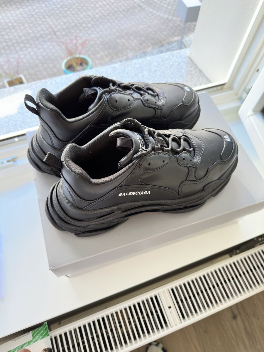 Balenciaga Herrenschuhe: Balenciaga Triple S Black Grösse 45 – Gebraucht aus Winterthur von  3