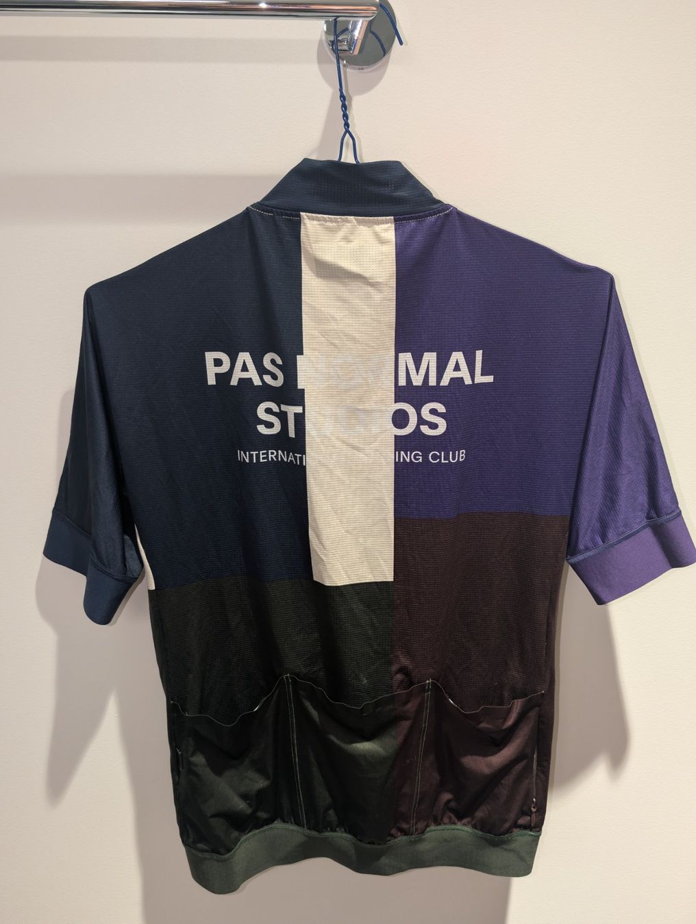 Pas Normal Studios Leibchen & Hosen: Velojersey Kurzarm Pas Normal Studios – Gebraucht aus Zürich von patmeye