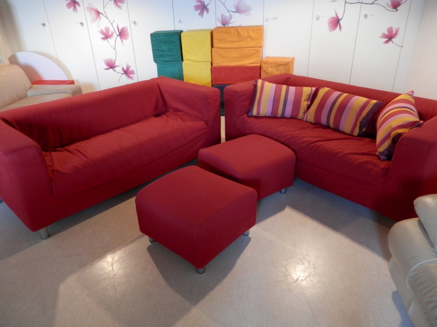 Divani: Doppelsofa Stoff rot mit 2 Hockern – Usato da Mönchaltorf venduto da roo_tq9q