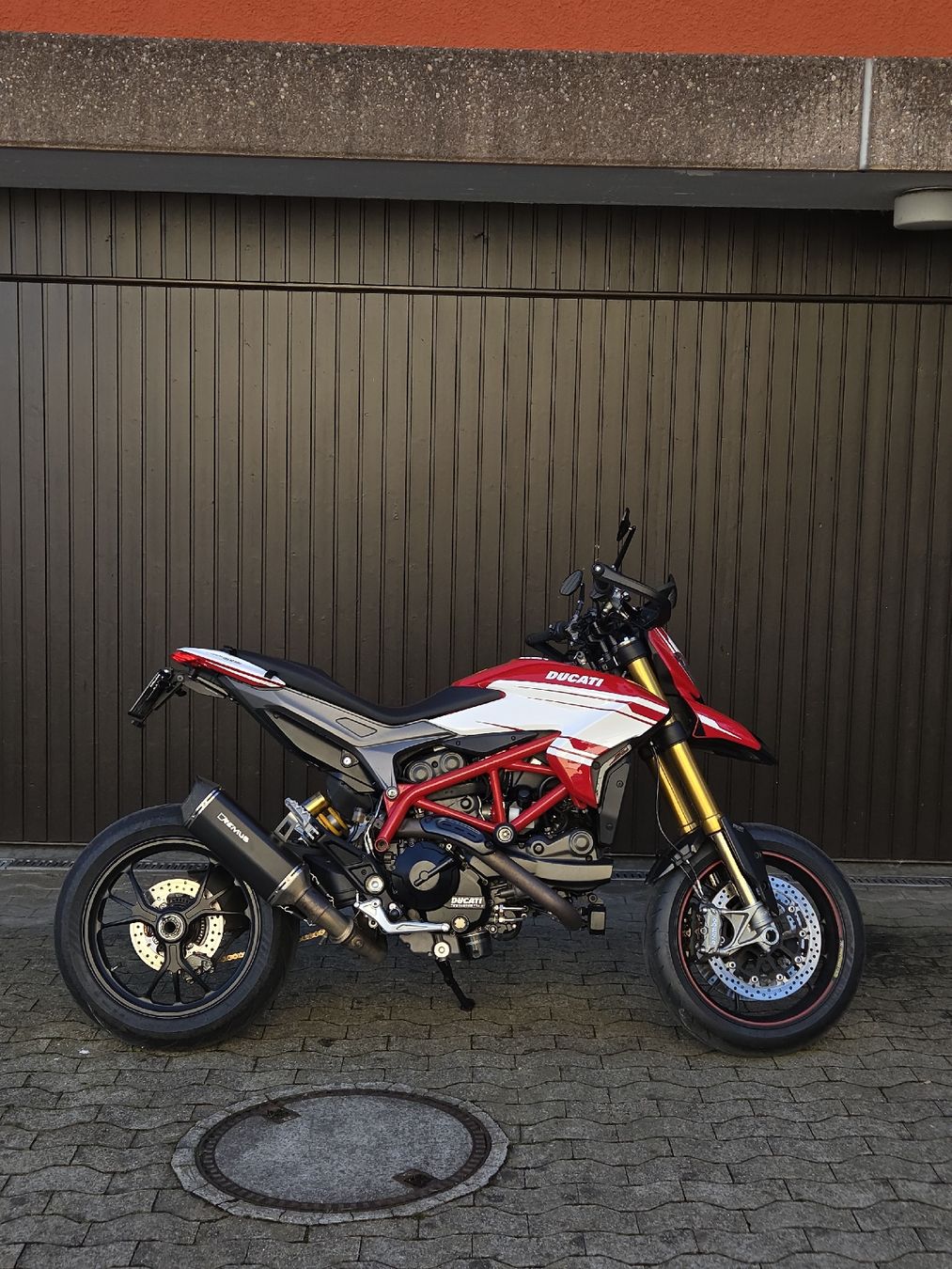 Ducati Strasse: Ducati Hypermotard 939 SP – Gebraucht aus Horgen von corvomotorsports
