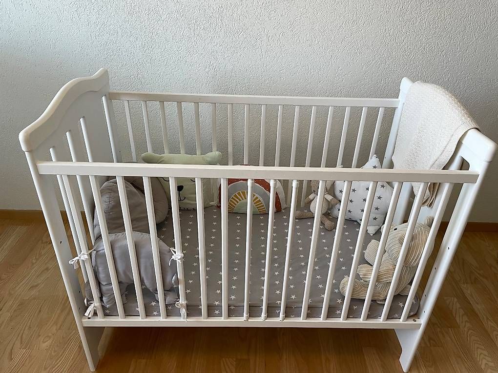 Betten: Kinderbett verstellbar mit Matratze – Gebraucht aus Au ZH von Ssamkova