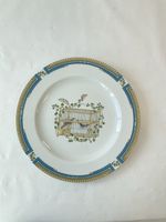 Jolie assiette en porcelaine avec signature 