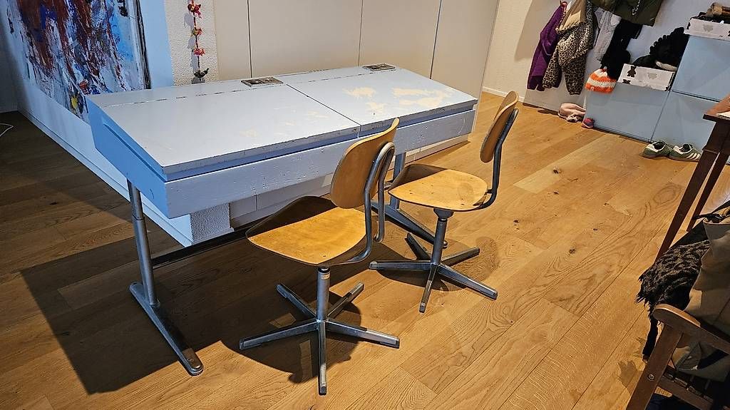 Scrivanie: Alter Schultisch mit 2 Kindersthüle – Usato da Ostermundigen venduto da pao_yrh2
