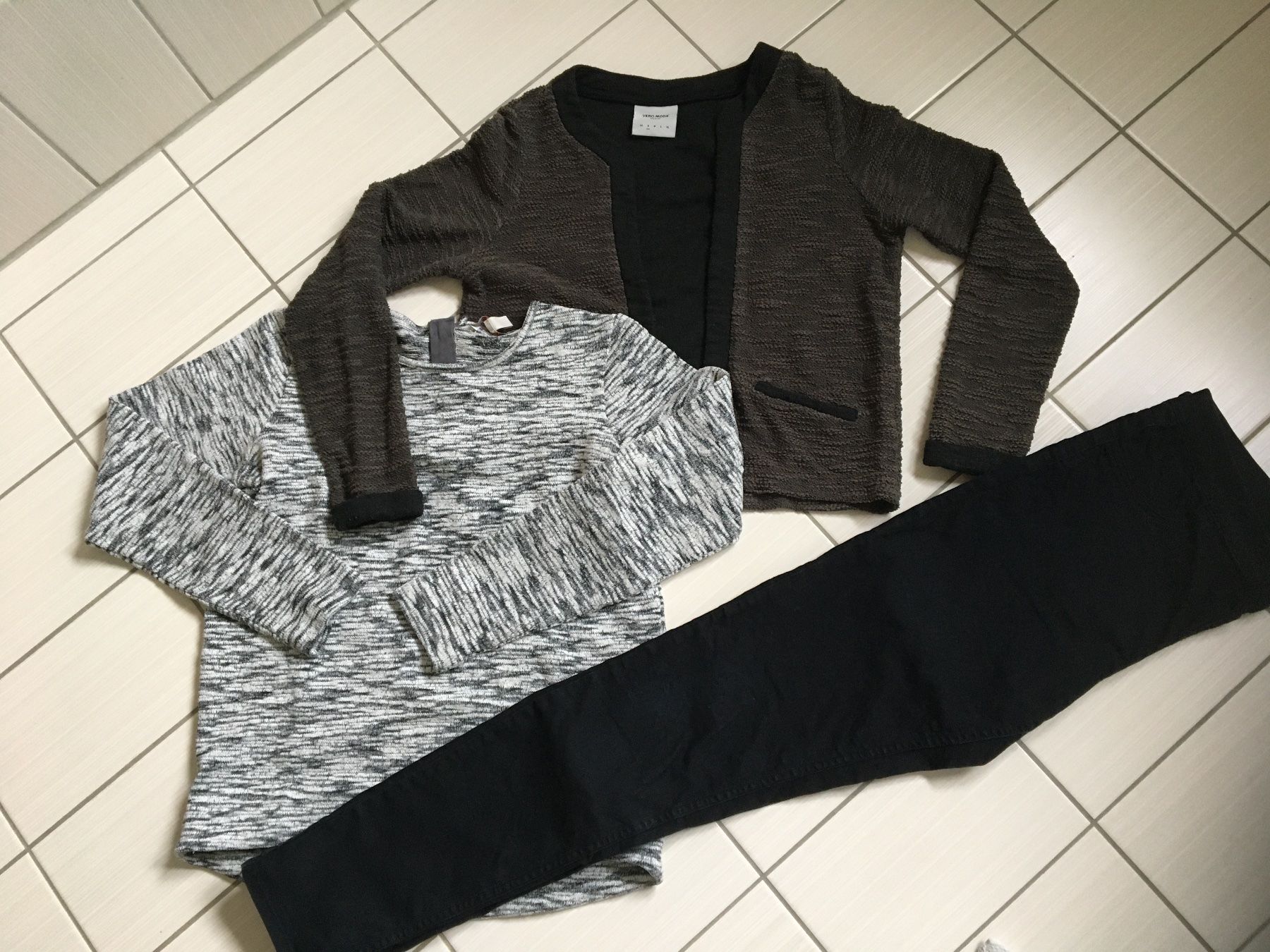 Lots de vêtements: Kleiderpacket – D'occasion à Arth par Vrecam51