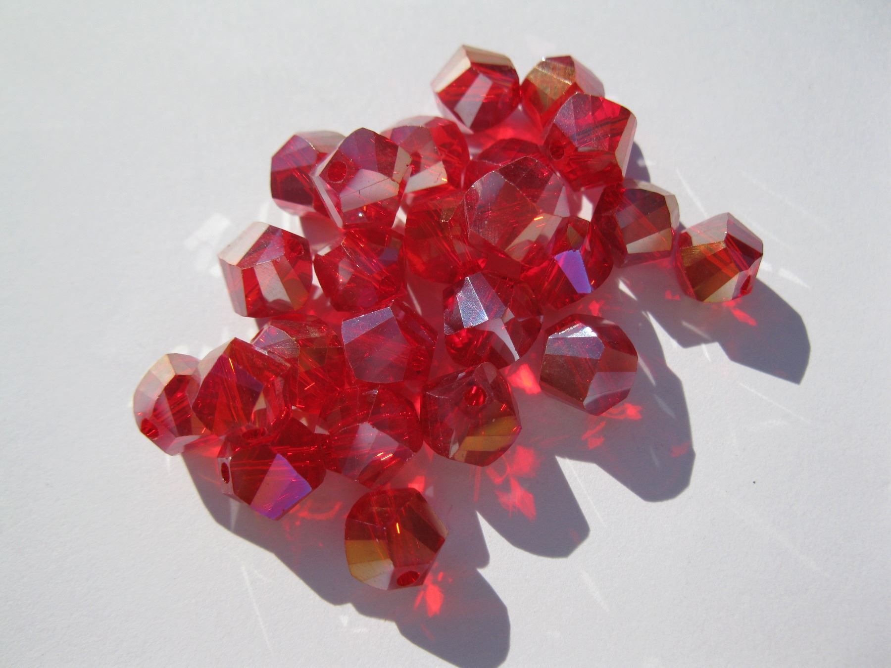 Perle (finte): 1 Strang Glasperlen facettiert, Helix, rot AB, 8mm – Nuovo e nell'imballaggio originale da St. Margarethen TG venduto da LuanaKa 1
