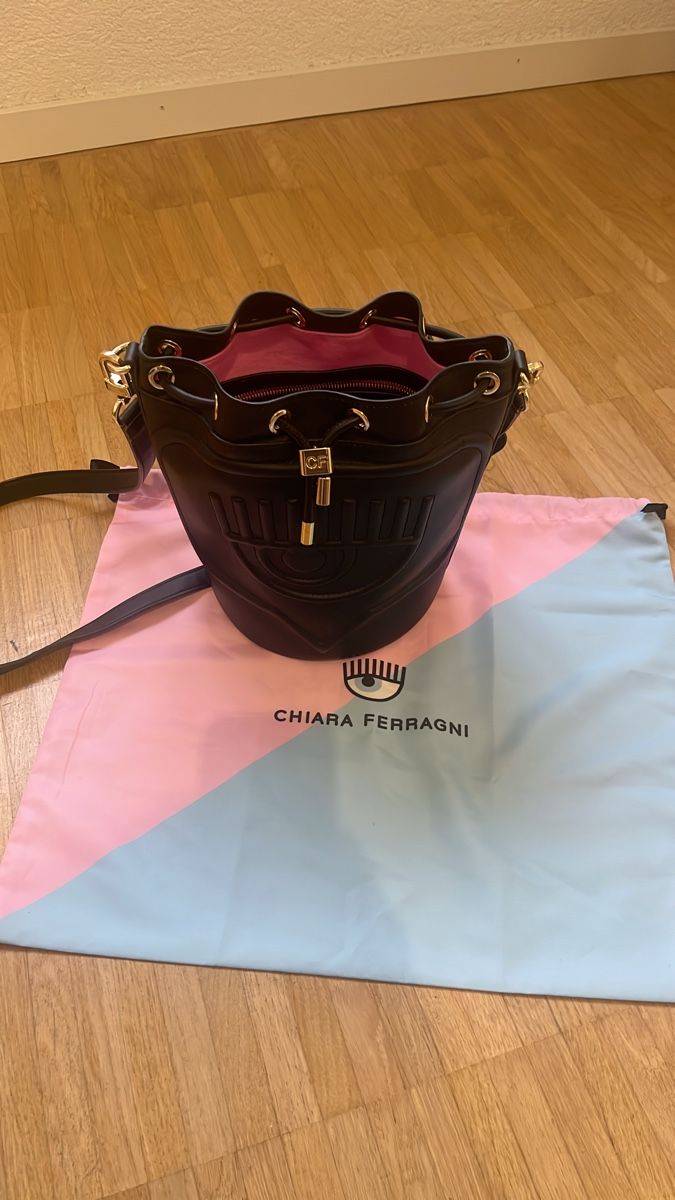 Borse da donna: Chiara Ferragni Bucket Bag – Nuovo (secondo la descrizione) da Solothurn venduto da I_deserve_the_crown
