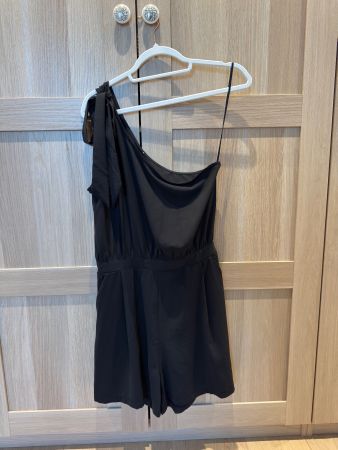 Asymmetrischer Jumpsuit  – mit süssem Schleifendeta