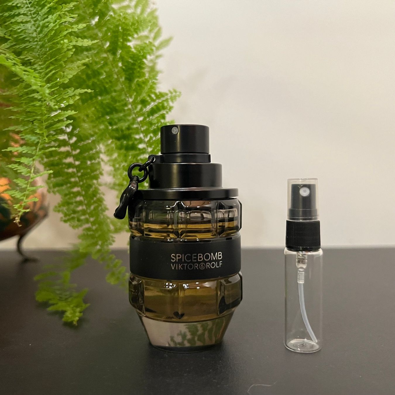 Profumi & Eau de Toilette: Viktor & Rolf Spicebomb 5ml Tester – Nuovo (secondo la descrizione) da Hüttikon venduto da Yatzu