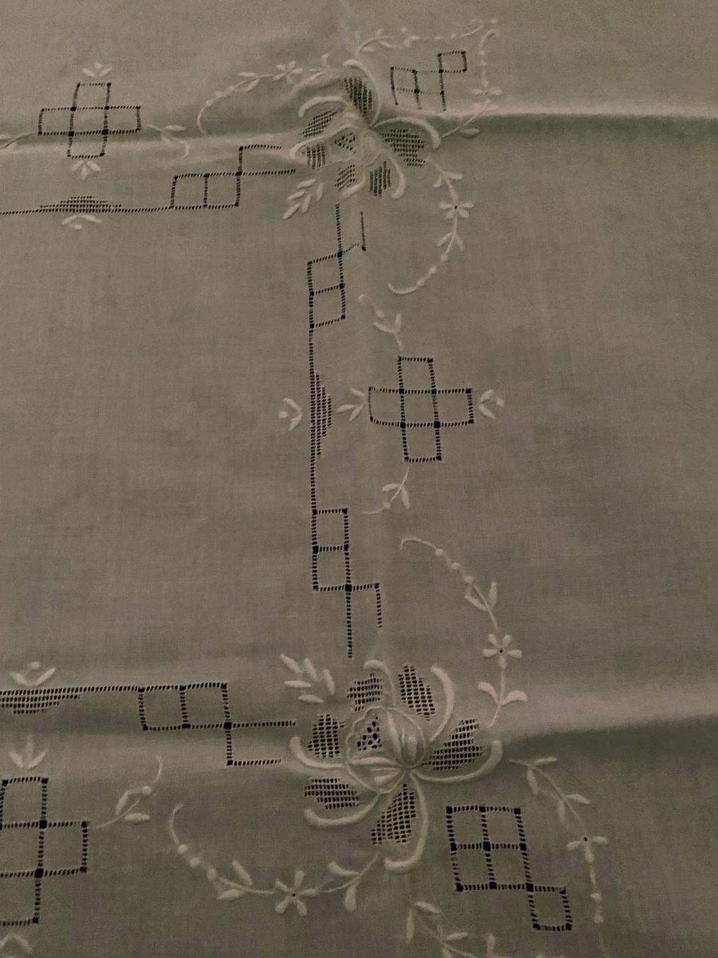 Sonstige Tischwäsche: Deckchen/Mitteldecke weiss  ca.81x81cm mit Muster – Gebraucht aus Allenwinden von Obalu 1