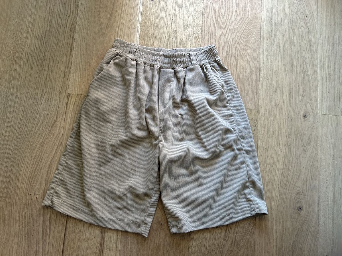 Hosen: Bermuda en velours, brun, taille élastique, – Gebraucht aus Lausanne von lavirgule