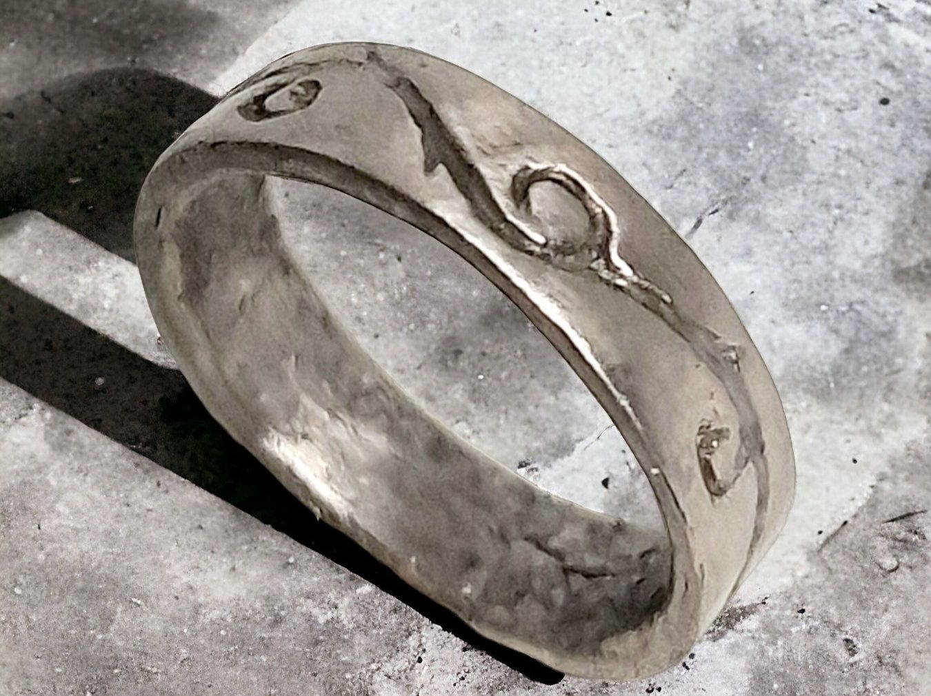 Anelli: Handgefertigter Ring aus Stahl, Gr. 58.5 – Nuovo e nell'imballaggio originale da Aarau venduto da Schmuckhoehle_MD 3