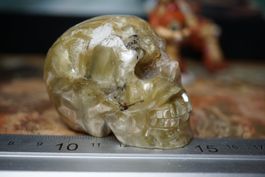🌟 Strahlende Gelassenheit: Gelber Lepidolith Skull 🌟