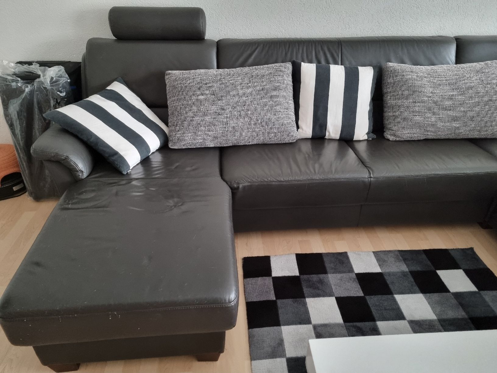 Sofas: Echtleder Sofa mit Deko-Kissen. Schwarzes Ecksofa mit Gebrau – Gebraucht aus Ostermundigen von aydin014 2