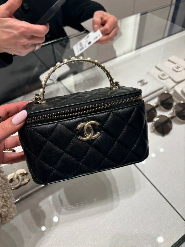 Chanel Borse da donna: Chanel Vanity Bag mit Perlen Top Handle - Neuwertig – Usato da Brütten venduto da Style-Snob 1