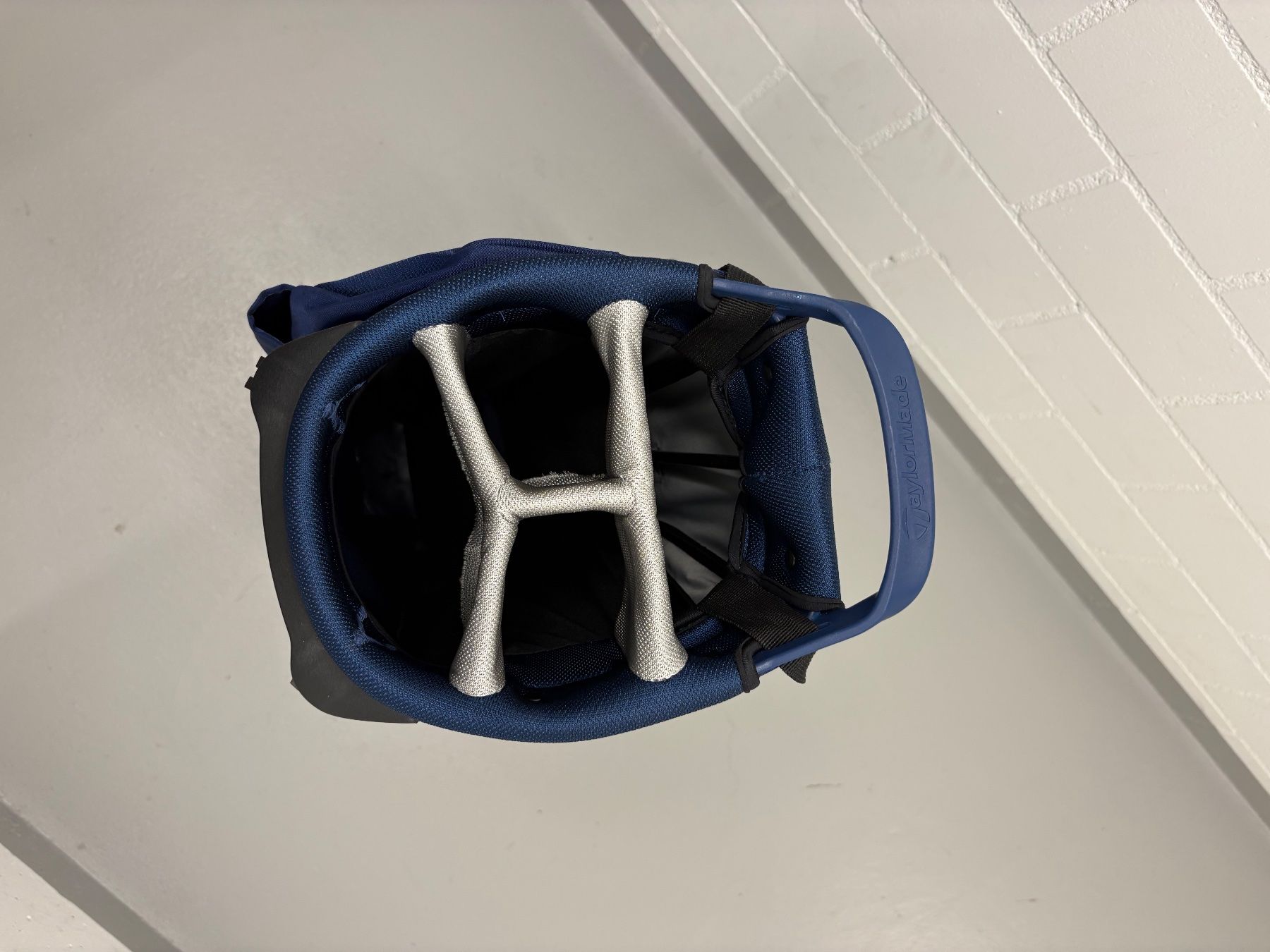 Taylor Made Borse: Taylor Made Flextech Lite Standbag-Navy Flag / Grey – Usato da Allenwinden venduto da jef_9w6z 1