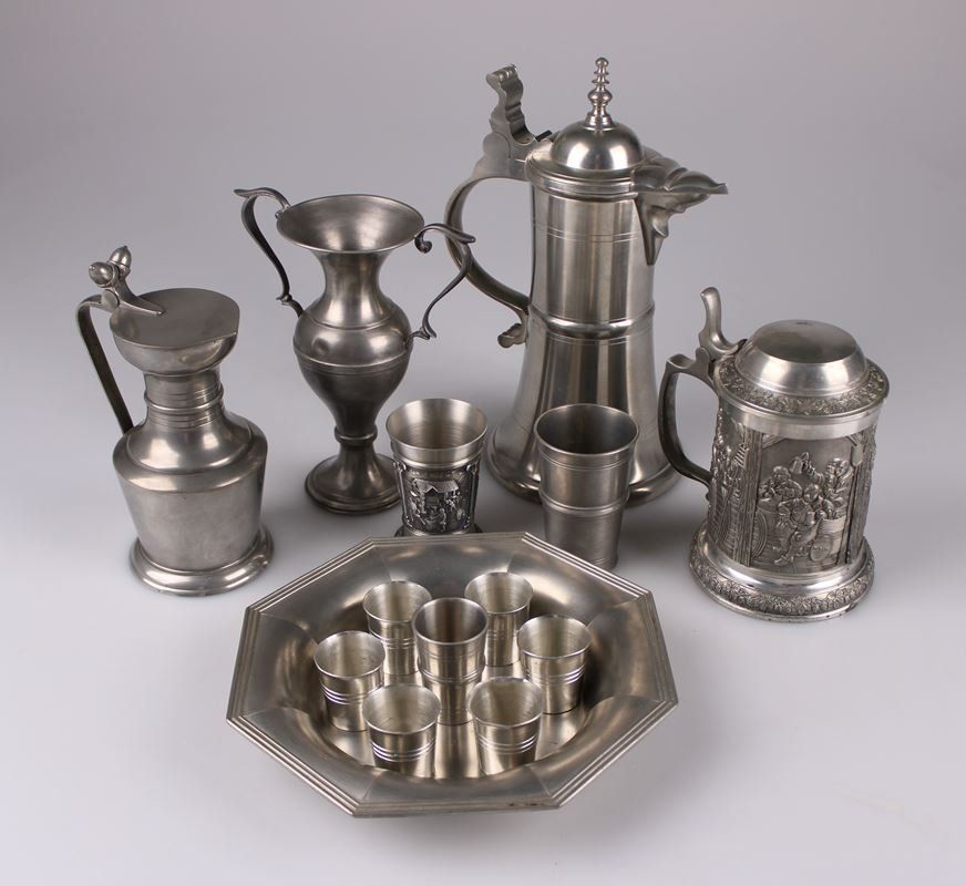 Set di piatti: Zinn Krüge und Becher set. – Usato da Rüti ZH venduto da Restwert_Rueti_ZH