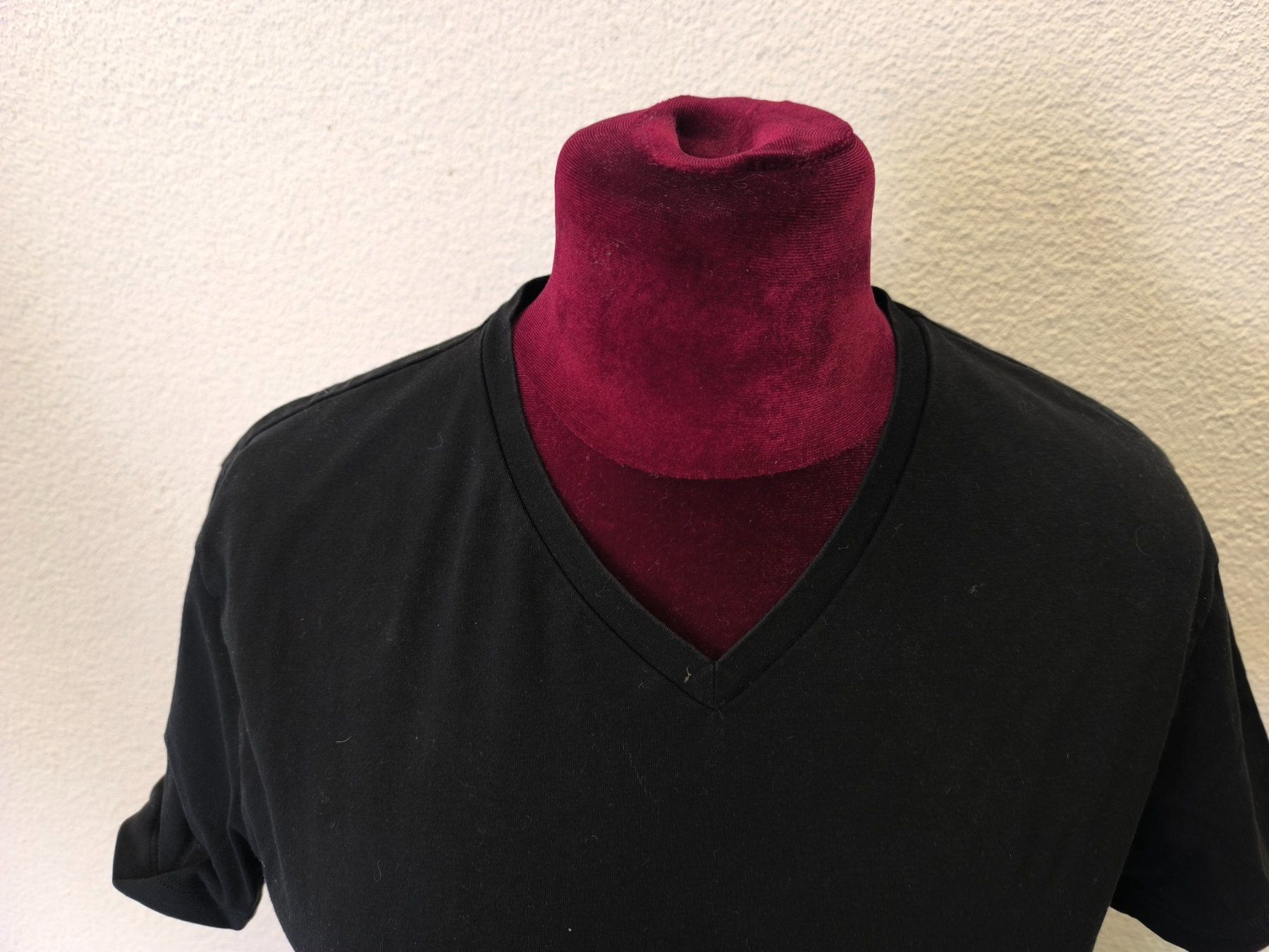 T-shirts: HUGO Basic T-Shirt mit V-Ausschnitt – D'occasion à Rüti ZH par Restwert_Rueti_ZH 1