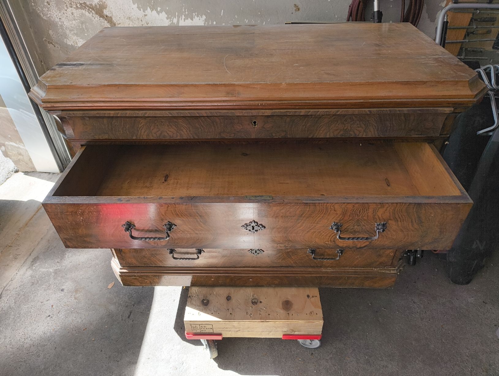Cassettiere: Kommode Nussbaum antik  restaurationsbedürftig – Usato da St. Gallen venduto da Kiwi888 8