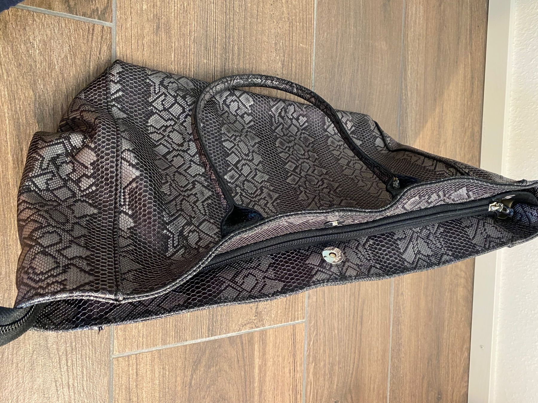 Taschen für Damen: Handtasche / Shopper-Bag aus Leder silber / grau – Gebraucht aus Pratteln von a23_j2gs 4
