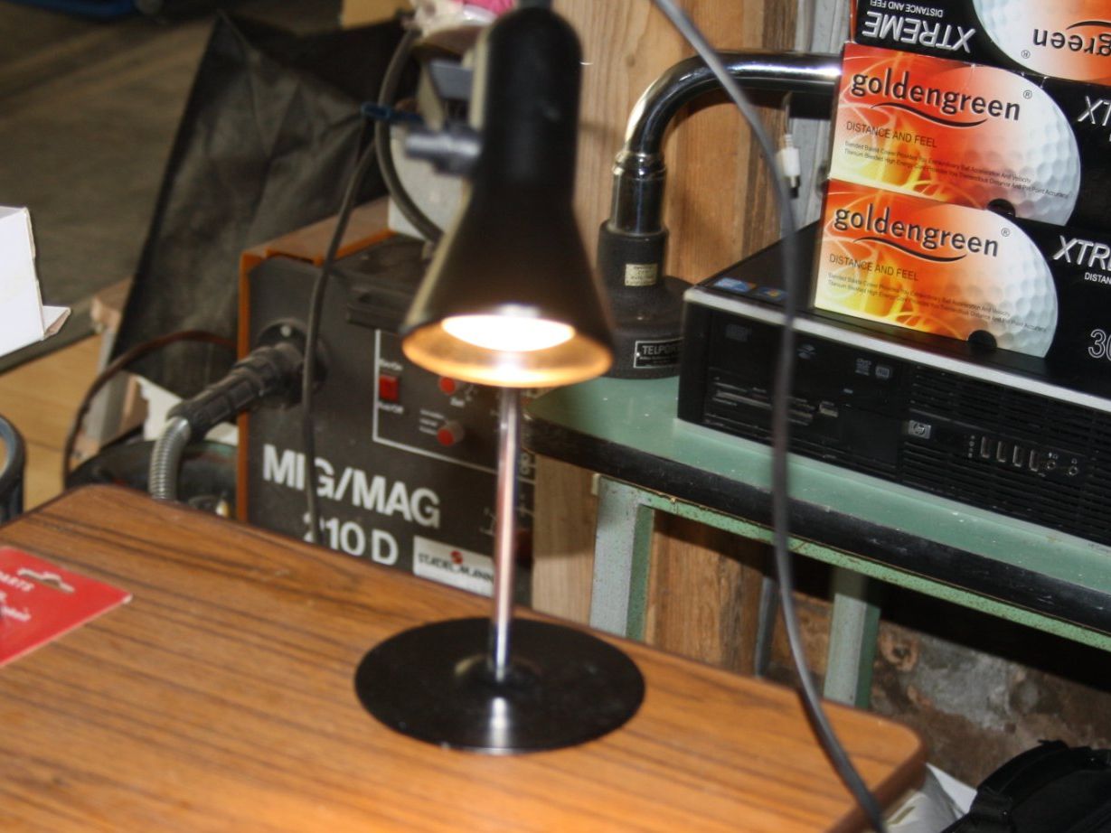 Lampen: TISCHLAMPE VINTAGE DESIGNKLSSIKER LAMPE – Gebraucht aus Wauwil von Pneuedy